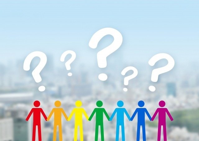 色とりどりの人形とハテナマーク