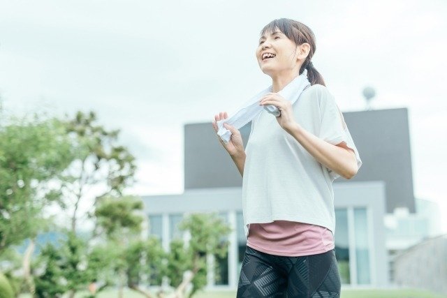 ジョギングをする女性