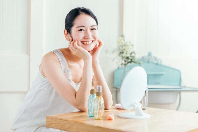鏡を見ながら笑う女性