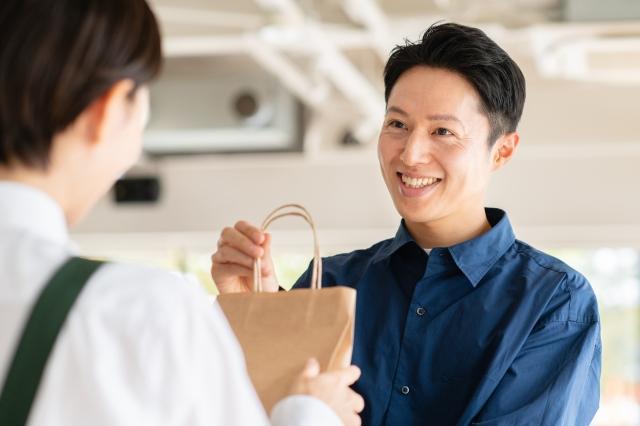 商品を渡す男性店員