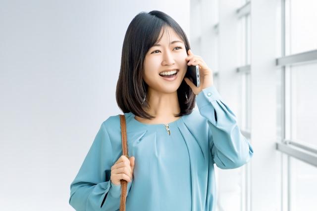 笑顔で電話している女性