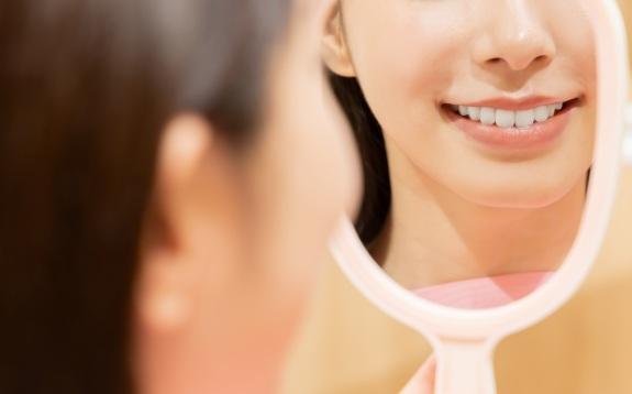 鏡に映っている女性の口元