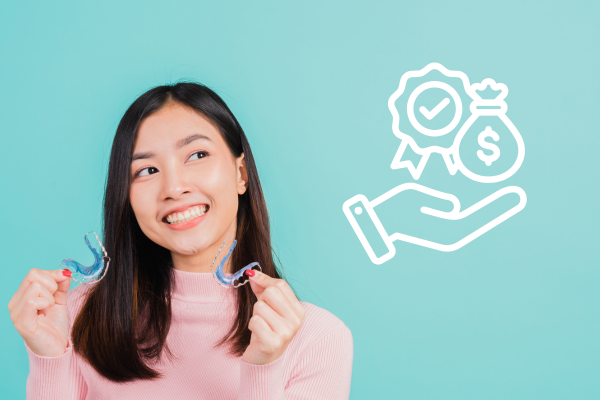 マウスピースを持って笑っている女性