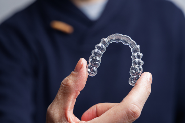 マウスピースを持っている手