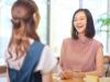 カフェで談笑する女性