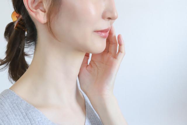 頬に手を添えている女性の横顔