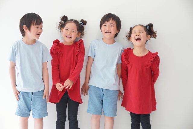 笑顔で並んでいる二組の双子