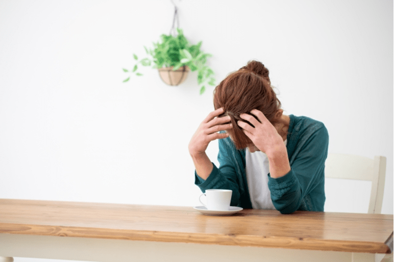 頭を抱える女性