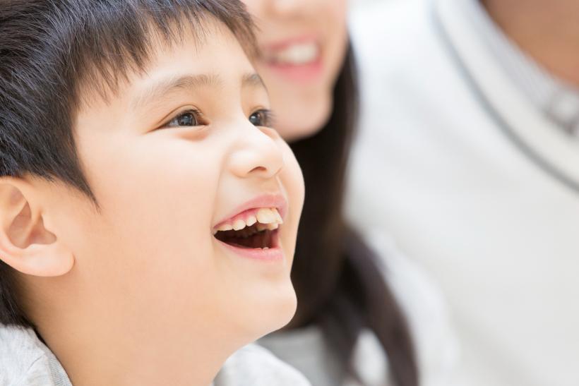笑顔の子供の横顔