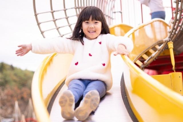 滑り台を滑る女の子