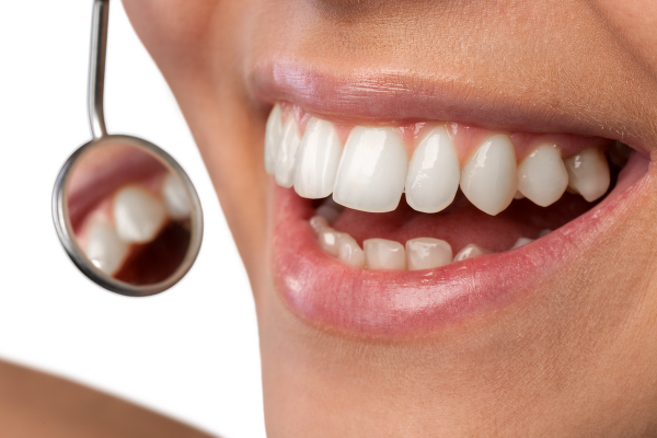 歯を出して笑う人