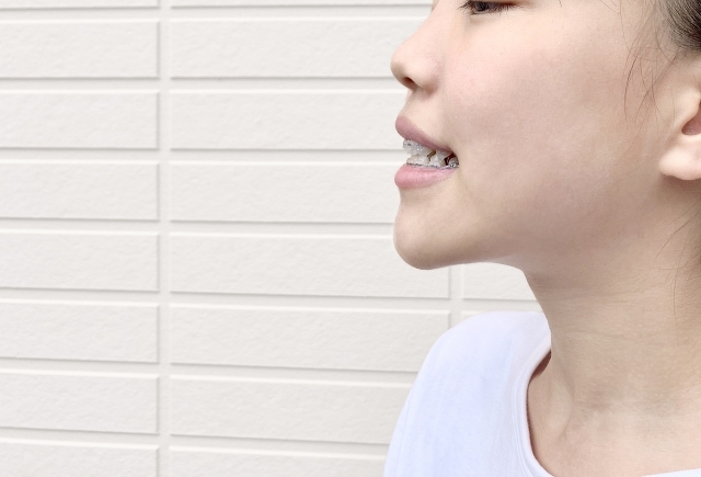 イーッと歯を見せている女性の横顔