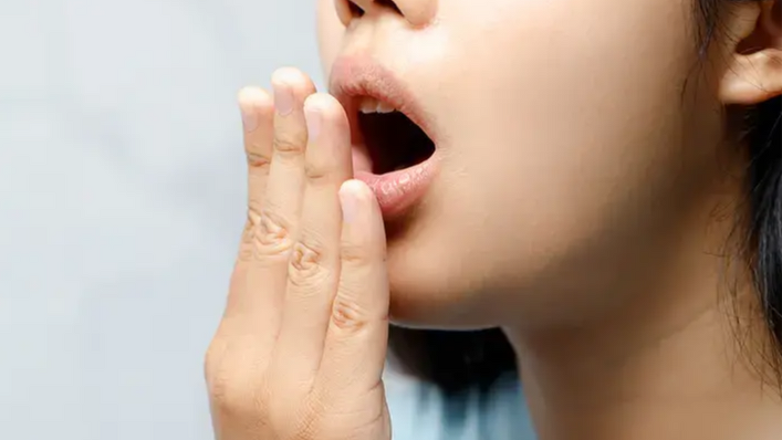 口臭を気にする女性