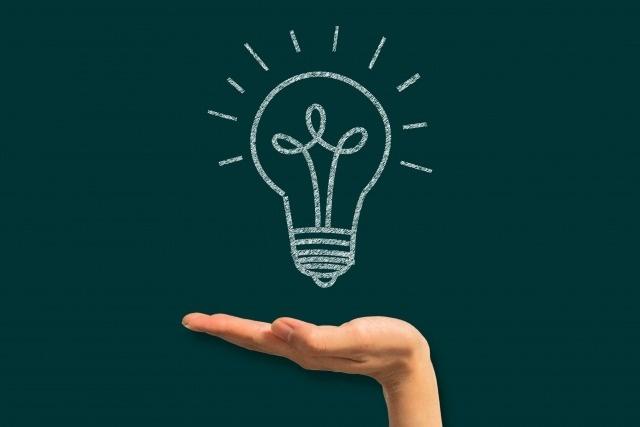 絵で描かれた電球を支える手