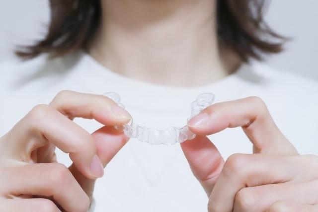 マウスピースを持った女性の手