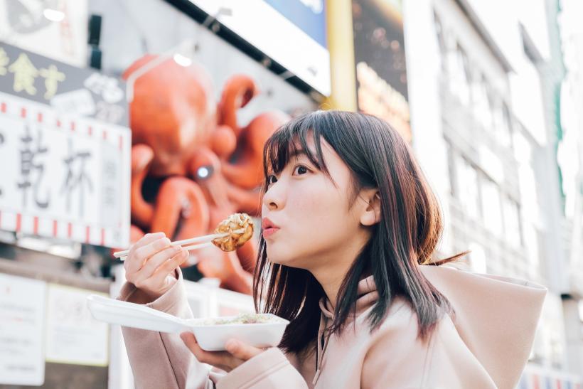 食べ歩き中の女性