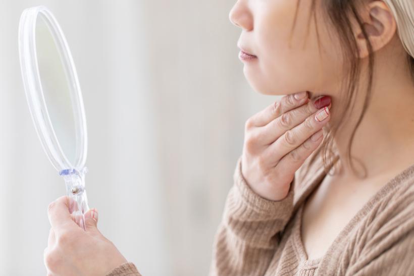 手鏡を持つ横顔の女性