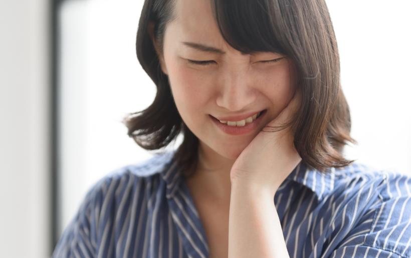 虫歯が痛い女性
