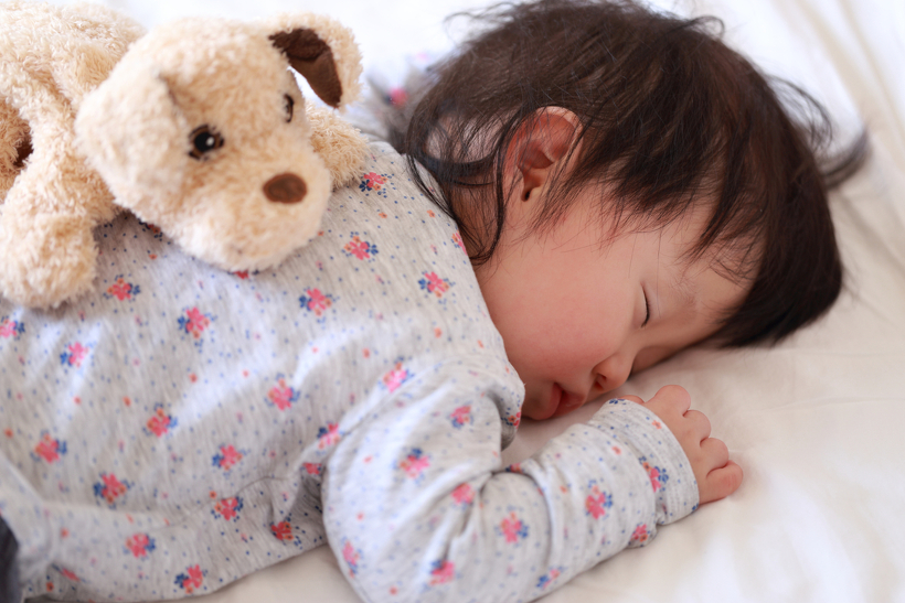 うつ伏せ寝の子供