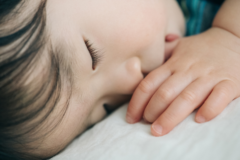 指しゃぶりをしている子供の寝顔