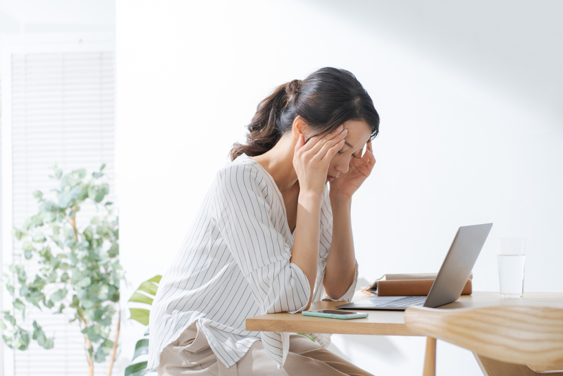 頭痛に悩む女性