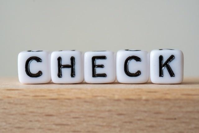 CHECKと書かれたキューブ