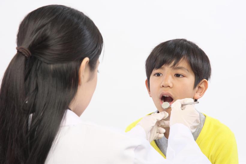 学校歯科検診を受ける男の子